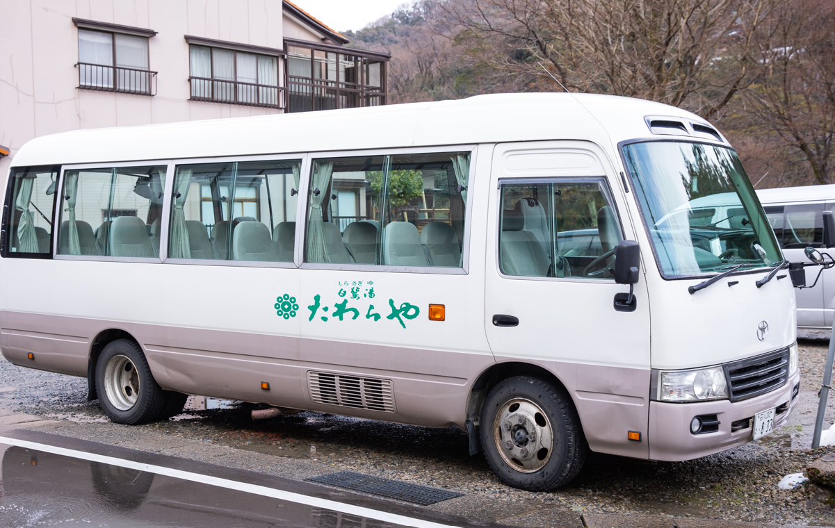 マイクロバスの送迎ドライバー兼フロント｜おもてなしを届ける“旅館の顔”ポジション